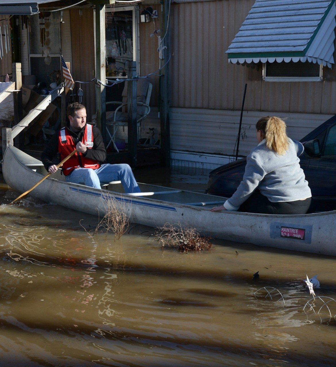 volunteers help in flood
